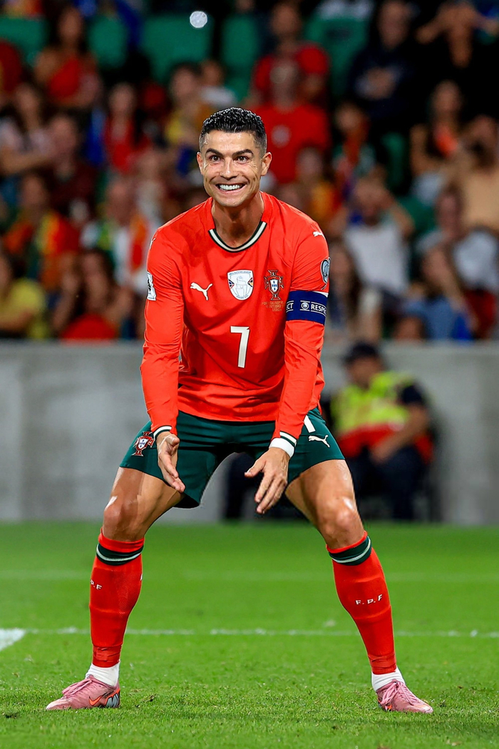 C罗迎来十赛季高光表现,法国队球迷沸腾!的简单介绍 C罗迎来十赛季高光表现,法国队球迷沸腾!的简单介绍